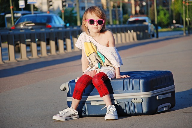 dítě na kufru